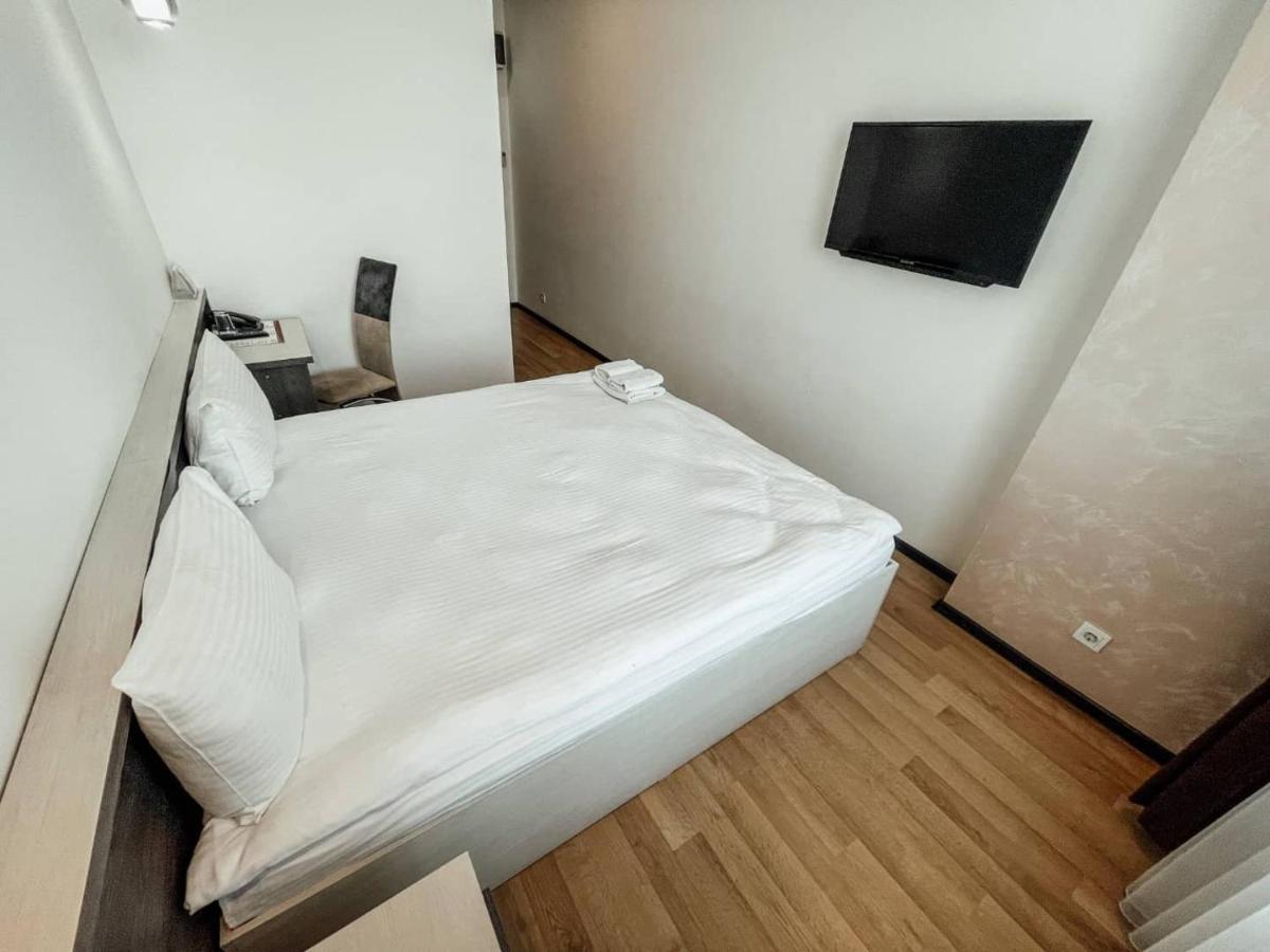 Astra Hotel Almati Kültér fotó