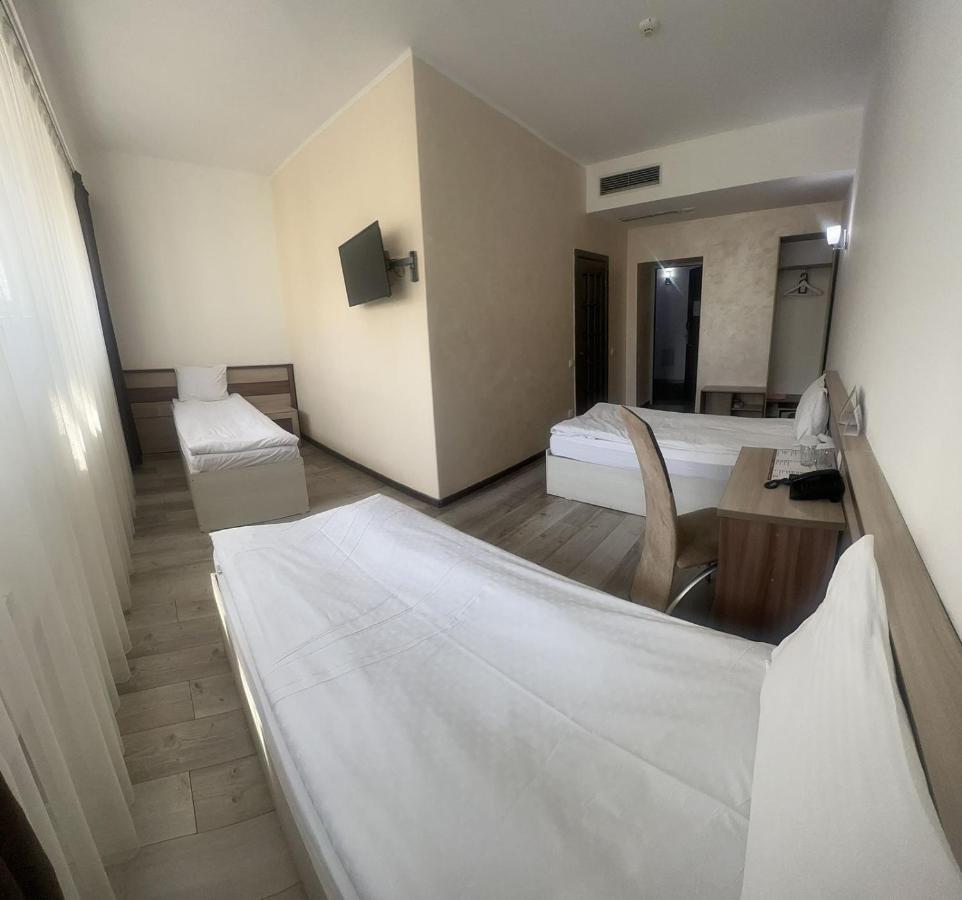 Astra Hotel Almati Kültér fotó