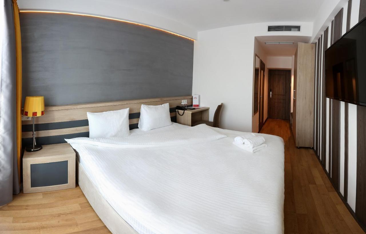 Astra Hotel Almati Kültér fotó
